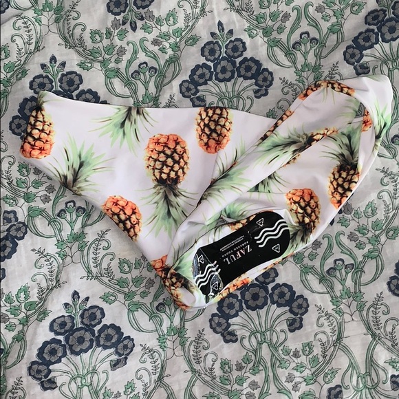 Bathing suit bottoms - Picture 2 of 3